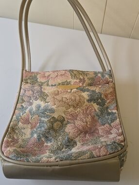 Grandmacore Vintage Floral Tapestry Shoulder Bag in Beige and Pastel Hues